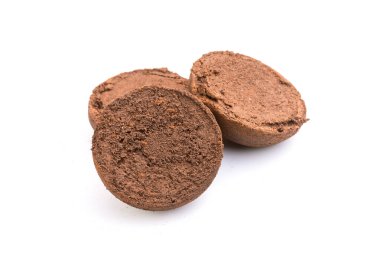 Kahverengi kahve makinesinden beyaz arka planda izole edilmiş.