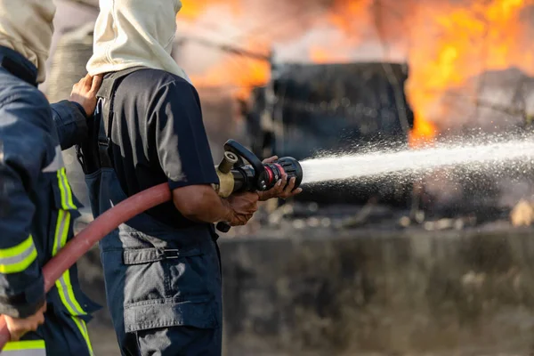 Feuerwehrmann Oder Feuerwehrmann Versprüht Wasser Aus Großem Wasserschlauch Brand Verhindern — Stockfoto