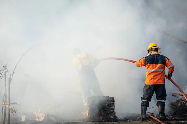 Brandweerman Brandweerman Sproeiwater Uit Grote Waterslang Brand Voorkomen — Stockfoto