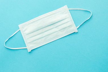 Parlak mavi arkaplanda yeni koruyucu yüz maskesi