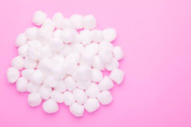 Pembe arkaplanda beyaz pamuk yığını