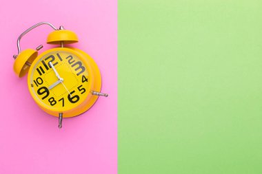 Parlak arkaplan üzerindeki üst görünüm eski sarı alarm saati