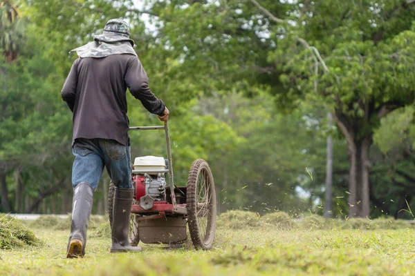 泰国工人在公共花园用机器割草 — 图库照片