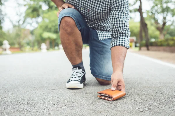 Hombre Asiático Pierde Cartera Marrón Camino Atracción Turística Perder Concepto — Foto de Stock