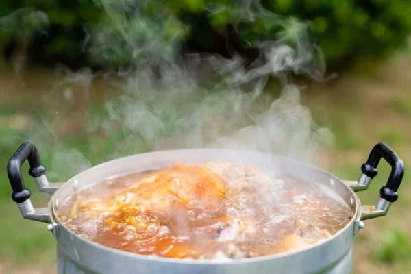 Fermer Cuisse Porc Cuite Dans Une Casserole Argentée Sur Feu — Photo