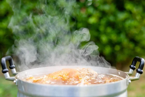 Fermer Cuisse Porc Cuite Dans Une Casserole Argentée Sur Feu — Photo