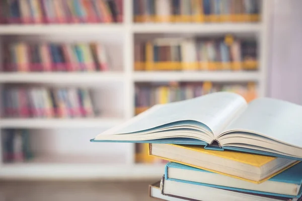 Fechar Pilha Livros Sobre Mesa Sala Biblioteca Espaço Borrado Fundo — Fotografia de Stock