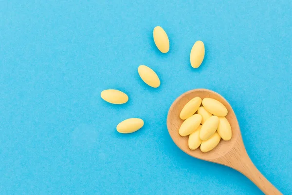 Top View Yellow Medicine Wooden Spoon Blue Background — Stock Photo, Image