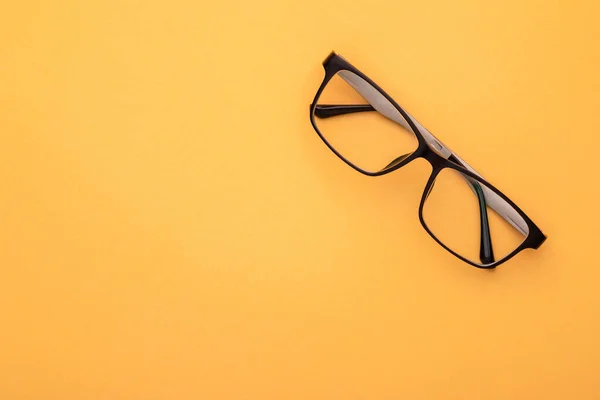 Neue Brille Von Oben Auf Gelbem Hintergrund Kopierraum Für Text — Stockfoto