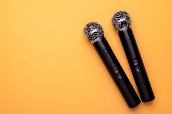 Vue Dessus Nouveau Microphone Sans Fil Noir Sur Fond Couleur — Photo