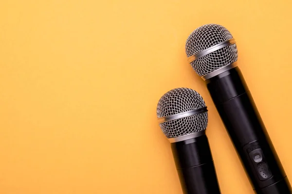 Top View Nieuwe Zwarte Draadloze Microfoon Kleur Achtergrond Kopieer Ruimte — Stockfoto