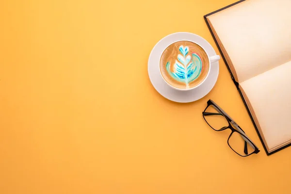 Top View Biały Kubek Gorącej Kawy Latte Sztuki Książki Okularów — Zdjęcie stockowe