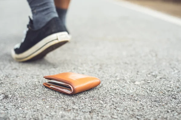 Aziatische Man Verliest Bruine Portemonnee Weg Toeristische Attractie Het Verliezen Stockfoto