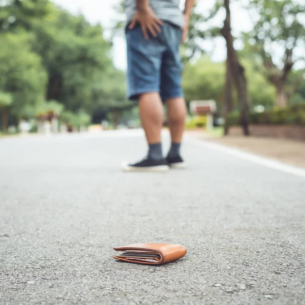 Aziatische Man Verliest Bruine Portemonnee Weg Toeristische Attractie Het Verliezen Rechtenvrije Stockafbeeldingen