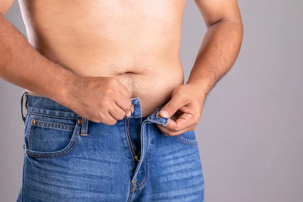 Cerrar Hombre Gordo Tratando Abotonar Pantalones Estudio Disparo Sobre Fondo — Foto de Stock