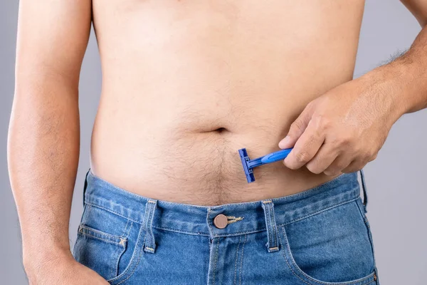 Hombre Retrato Usando Hoja Afeitar Para Cortar Vientre Vello Corporal — Foto de Stock