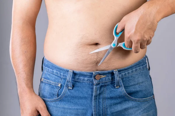 Hombre Retrato Usando Tijeras Para Cortar Vello Corporal Estudio Sobre — Foto de Stock