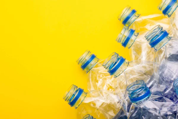 Верхний Вид Старой Прозрачной Пластиковой Бутылки Воды Желтом Фоне — стоковое фото