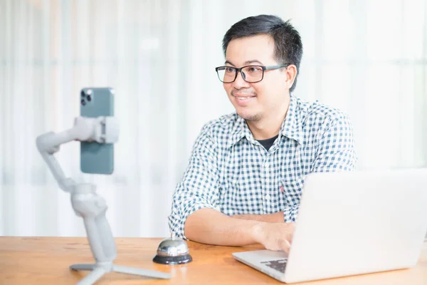 Hombre Asiático Que Busca Teléfono Inteligente Para Comunicarse Mientras Trabaja —  Fotos de Stock