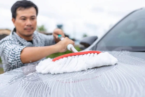 Asiatique Homme Utilisant Serpillière Blanche Avec Savon Pour Laver Voiture — Photo