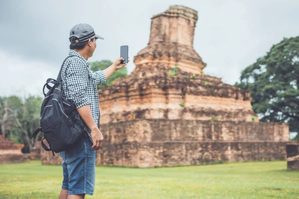 Turista Asiático Trabajando Utilizando Portátil Parque Histórico Sukhothai Tailandia Concepto — Foto de Stock