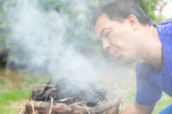 Homem Soprando Para Fogão Para Pegar Fogo Para Cozinhar Livre — Fotografia de Stock