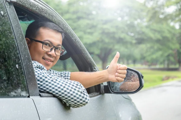 Yağmurlu Bir Günde Güvenli Sürüş Arabada Oturan Gülümseyen Insanlar Kameraya — Stok fotoğraf