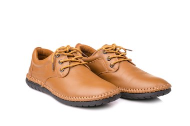 Yeni kahverengi adam deri ayakkabıları. Stüdyo çekimi beyaz arkaplanda izole edildi