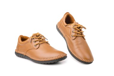 Yeni kahverengi adam deri ayakkabıları. Stüdyo çekimi beyaz arkaplanda izole edildi