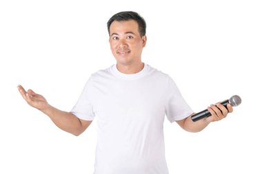 Siyah kablosuz mikrofona konuşan Asyalı bir portre. Stüdyoda beyaz arka planda izole edilmiş el hareketlerini gösteriyor.