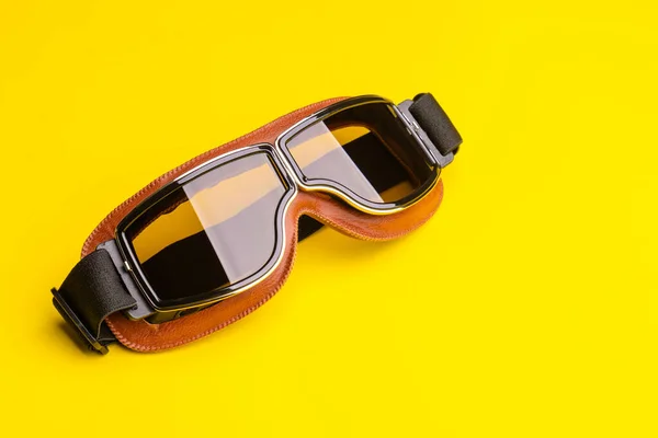Kahverengi Eskimiş Rüzgar Gözlüklerini Kapat Stüdyo Çekimi Sarı Arkaplanda Izole — Stok fotoğraf