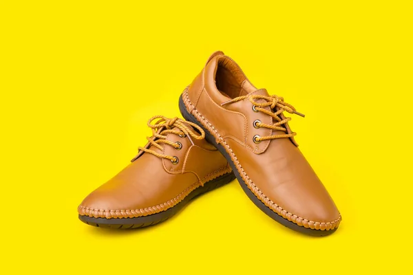 Nuove Scarpe Pelle Marrone Uomo Studio Girato Isolato Sfondo Giallo — Foto Stock