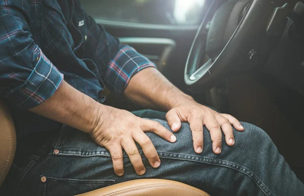 Uzun Sürüş Konseptinden Dolayı Yaralanmış Yorgun Bir Adam Arabada Kalçasına — Stok fotoğraf