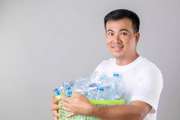 Conceito Reciclagem Retrato Homem Asiático Segurando Muitos Vazio Garrafa Água — Fotografia de Stock
