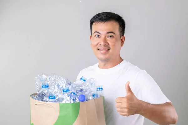 Conceito Reciclagem Retrato Homem Asiático Segurando Muitos Vazio Garrafa Água — Fotografia de Stock
