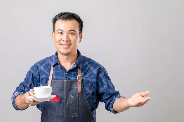 Retrato Hombre Asiático Uniforme Barista Sosteniendo Taza Café Blanco Aislado —  Fotos de Stock