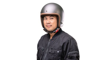 Klasik kask takan motosikletli ya da binici. Güvenli yolculuk konsepti. Stüdyo çekimi beyaz arkaplanda izole edildi