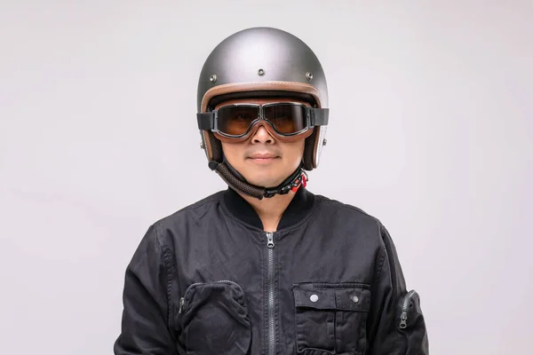 Klasik Kask Takan Motosikletli Binici Güvenli Yolculuk Konsepti Gri Arkaplanda — Stok fotoğraf