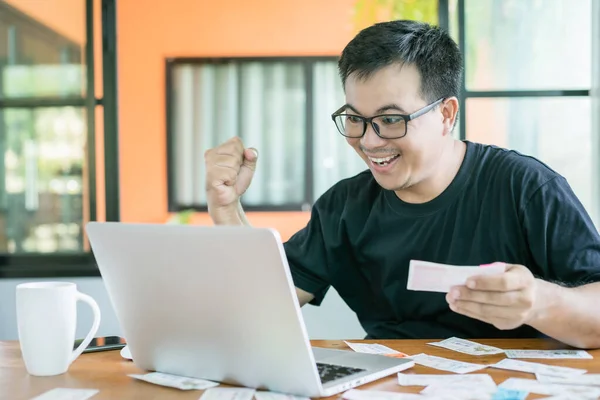 Ganar Concepto Lotería Del Gobierno Los Tailandeses Comprueban Resultado Lotería —  Fotos de Stock