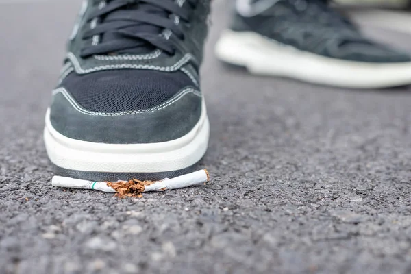 Detruisez La Cigarette A Pied Arreter De Fumer Dans L Espace Public Concept Homme Habitude Stock Photo