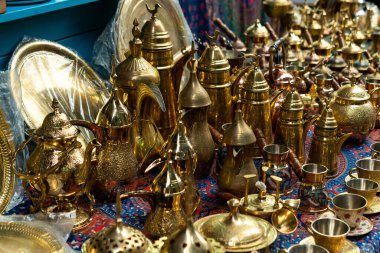 Old Acre, Akko Israel pazarındaki bir masada pirinç eşyalar.