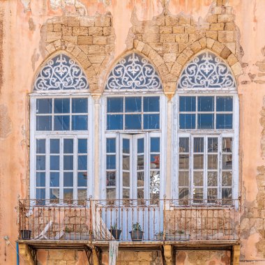 Güneşli bir günde Akko, İsrail 'de ilginç pencereler.