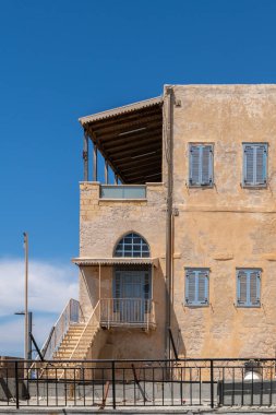 Akko, İsrail 'de güneşli bir günde ilginç bir bina.