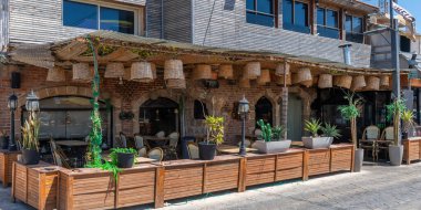 Akko, İsrail 'de güneşli bir günde dekoratif kaktüsleriyle rastgele bir restoran..