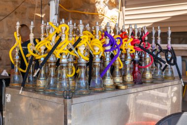 Nargile, Nargila boruları Eski Acre 'nin duvarlı şehrinde bir açık kafe masasında duruyor, Akko Israel.