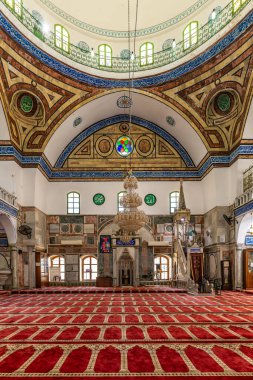 Akko, İsrail 04-29-2025 Acre 'deki güzel El Cezzar Camii' nin içinde, Akko 'nun eski şehri güneşli bir günde.