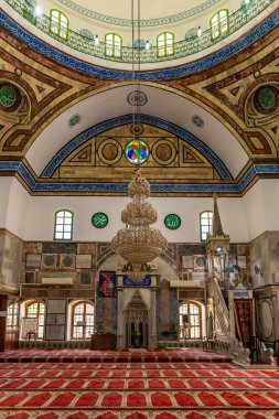 Akko, İsrail 04-29-2025 Acre 'deki güzel El Cezzar Camii' nin içinde, Akko 'nun eski şehri güneşli bir günde.