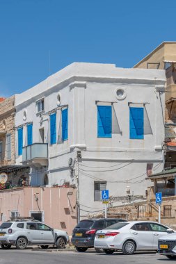 Akko, İsrail 04-29-2025 Akdeniz kıyısında güneşli bir günde Akko, İsrail 'de ilginç binalar.
