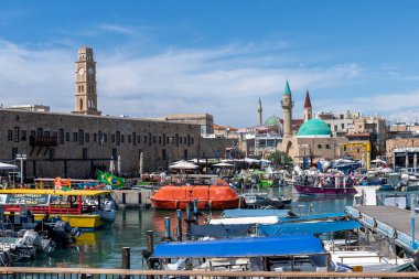 Acre, İsrail 29 Nisan 2025 Eski Acre, Akko İsrail limanında güneşli bir günde arka planda surlarla çevrili bir şehir olan botlar.