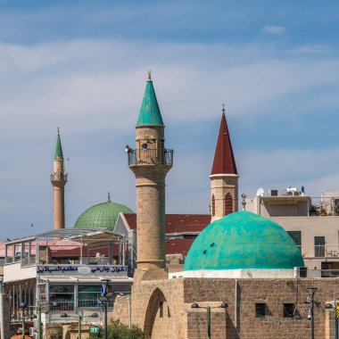 Akko, İsrail 04-29-2025 Güneşli bir günde İsrail 'in Acre şehrinde Kubbeler, mineretler ve kilise kulesiyle gökyüzü.